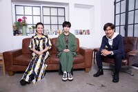 左手からアヤカ・ウィルソン、平手友梨奈、月川翔。