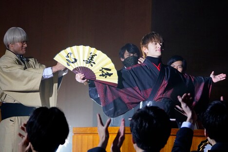 映画「PRINCE OF LEGEND」より。関口メンディー演じるガブリエル笹塚（左）と佐野玲於演じる綾小路葵（手前中央）。