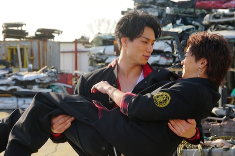 映画「PRINCE OF LEGEND」より。奥から鈴木伸之演じる京極尊人、川村壱馬演じる京極竜。