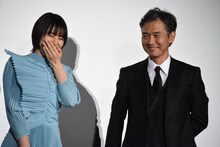 左から長澤まさみ、渡部篤郎。