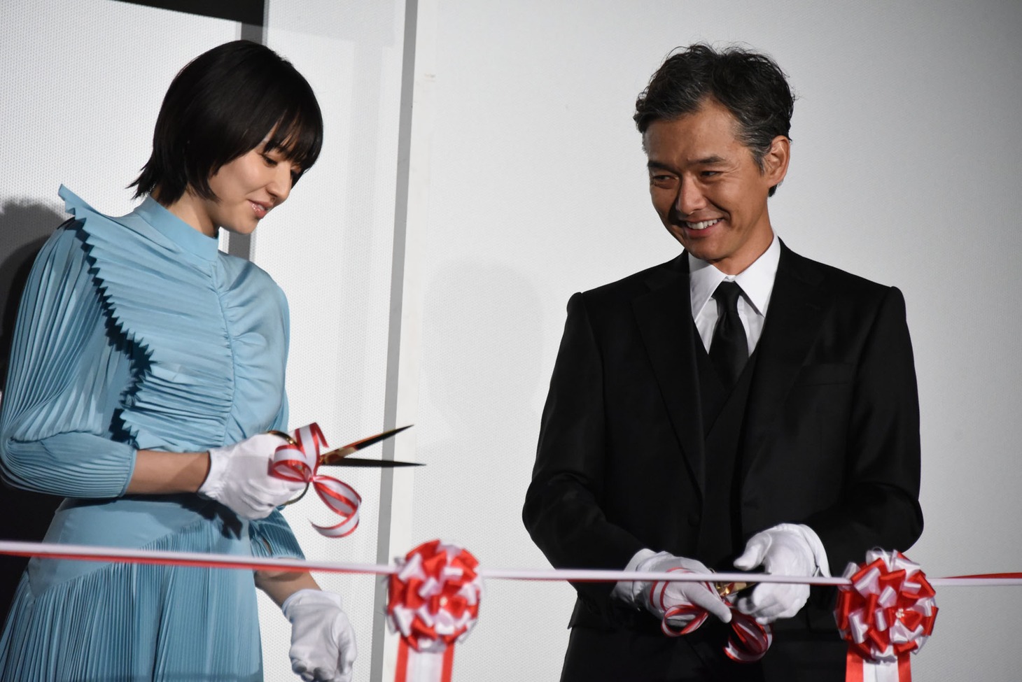 左から長澤まさみ、渡部篤郎。