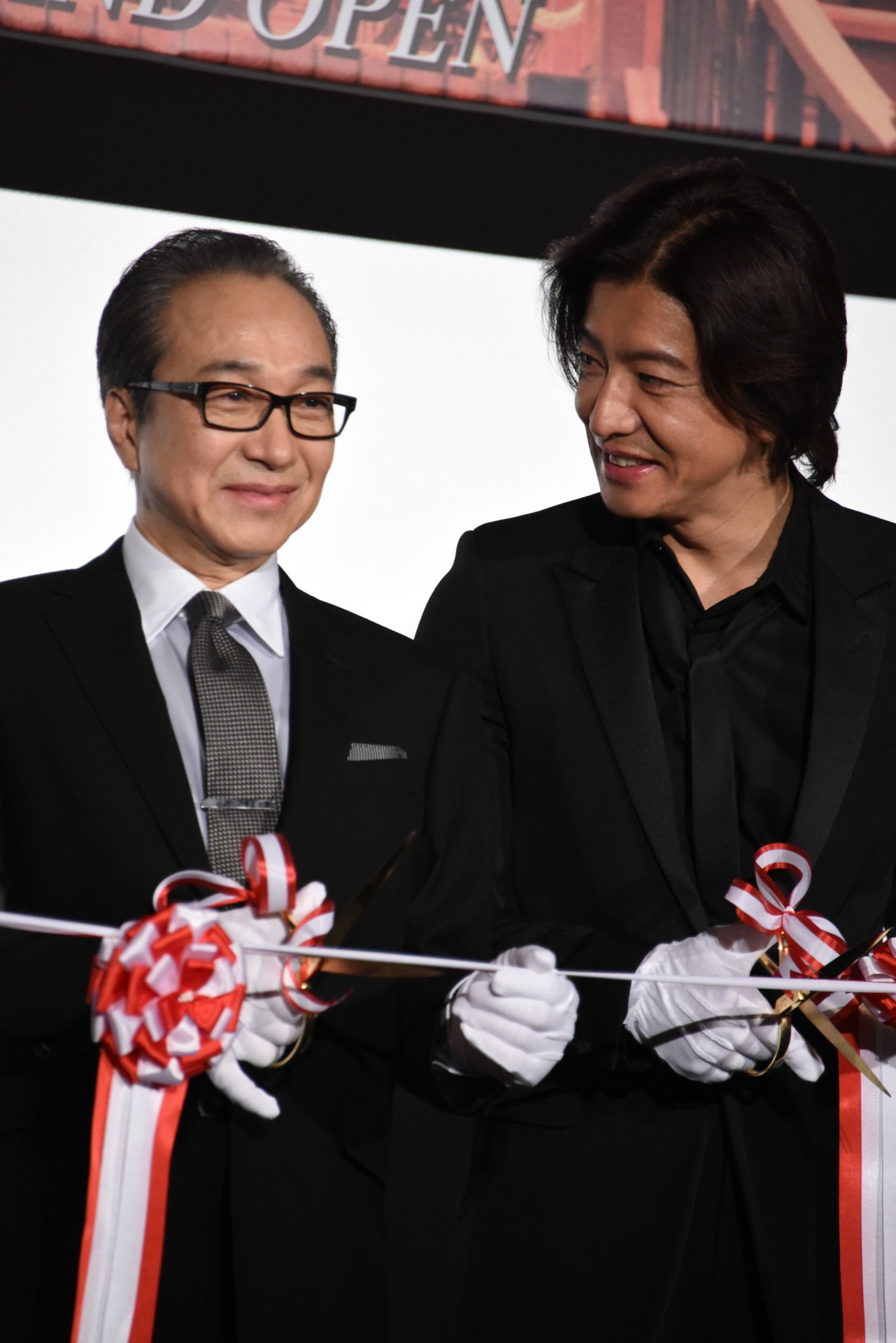 左から小日向文世、木村拓哉。