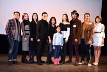 「LENS」舞台挨拶にて、左からウォン・ウェー、バロニア・チャウ、久保寺淳、山内としお、土屋貴子、ホー・リン、ココア・チョウ、ジヤッチー・チャオー、ジョセ・ホー、ケイ。