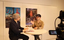 MCの森直人（左）、関根光才（右）。