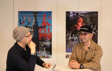 MCの森直人（左）、関根光才（右）。