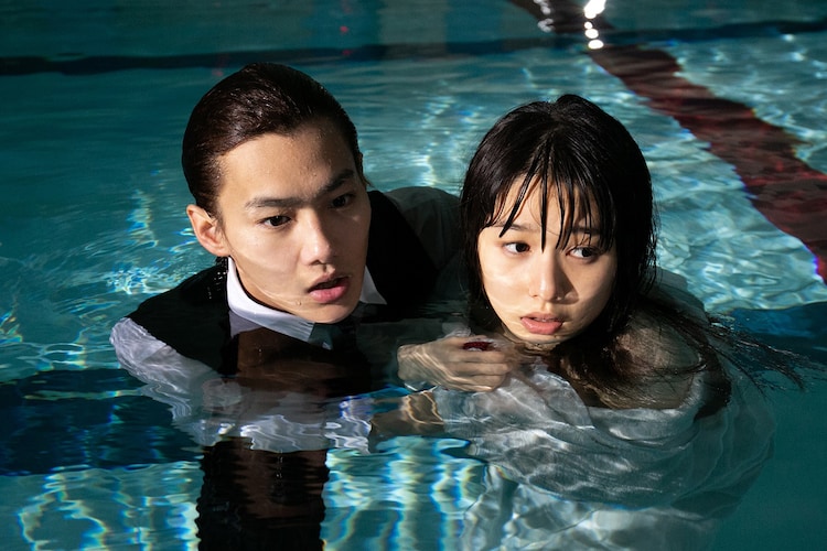 野村周平と桜井日奈子がプールでずぶ濡れ 僕キミ 第1話の場面カット到着 映画ナタリー