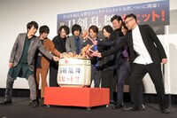 甘酒入りの酒樽で鏡開きを行う登壇者たち。