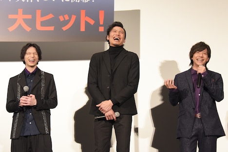 鈴木拡樹のマネをしてお菓子を配り歩くも「みんなあんまりもらってくれなかった」と悔しそうな椎名鯛造（右）。