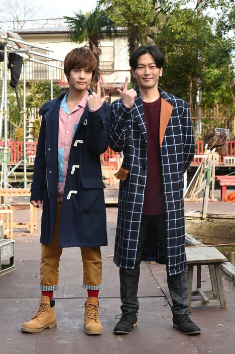左から常磐ソウゴ役の奥野壮、城戸真司役の須賀貴匡。