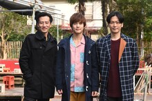 左から大久保大介役の津田寛治、常磐ソウゴ役の奥野壮、城戸真司役の須賀貴匡。