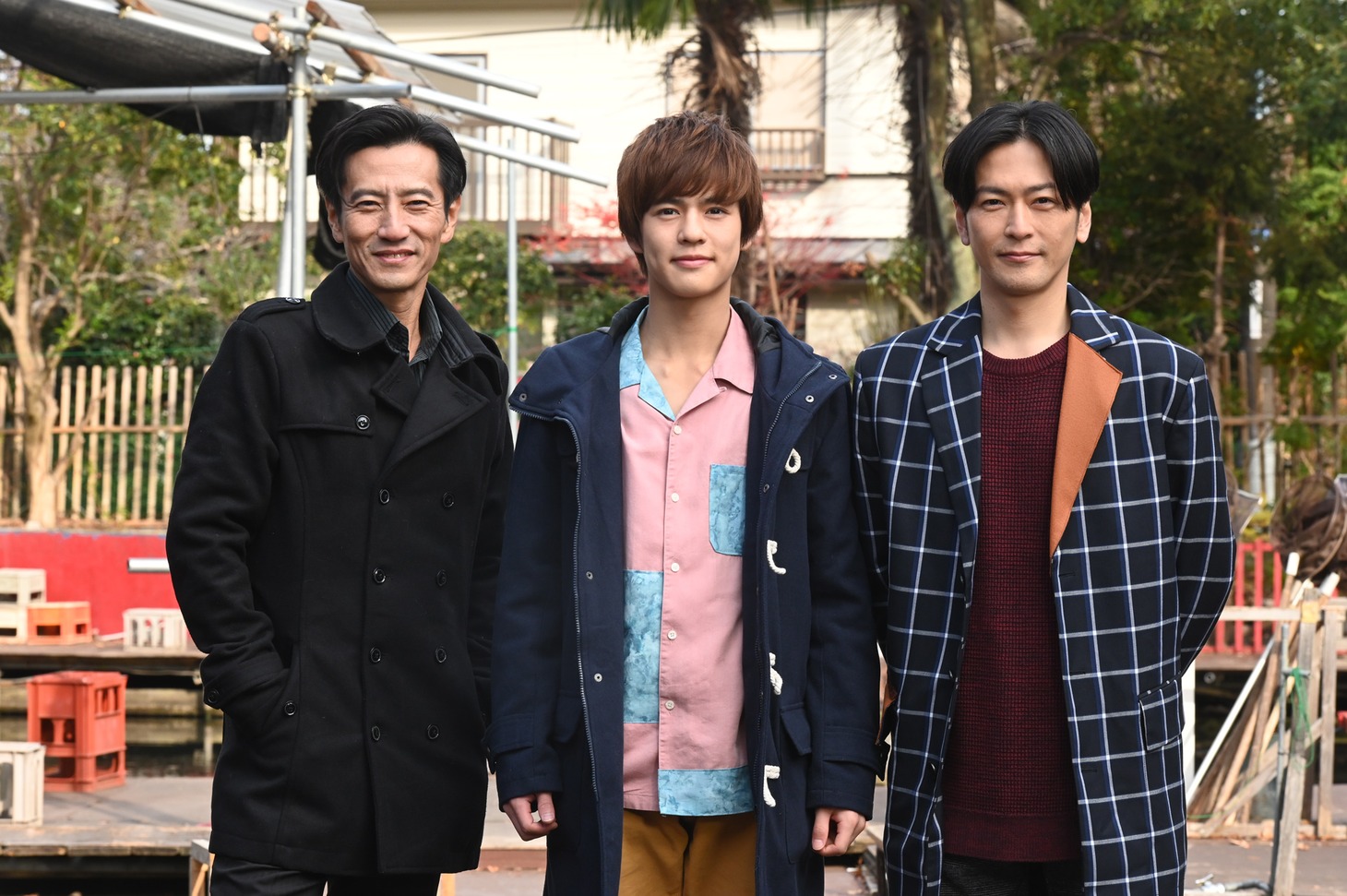 左から大久保大介役の津田寛治、常磐ソウゴ役の奥野壮、城戸真司役の須賀貴匡。