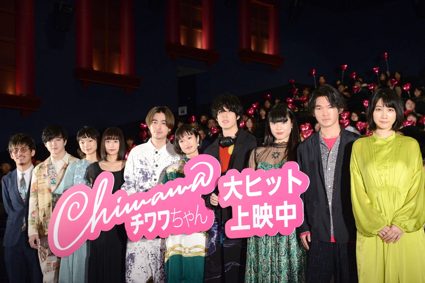 「チワワちゃん」公開記念舞台挨拶にて、左から二宮健、上遠野太洸、古川琴音、吉田志織、成田凌、門脇麦、寛一郎、仲万美、篠原悠伸、松本穂香。