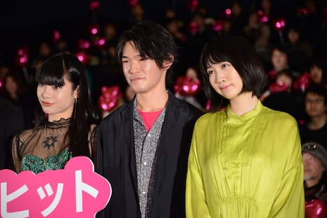 左から仲万美、篠原悠伸、松本穂香。