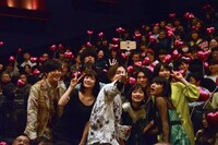 登壇者たちが記念撮影する様子。