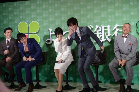 ギックリ腰防止のくしゃみを披露する丸山隆平（中央右）。