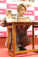 ろうそくの火を吹き消す伊藤あさひ。