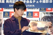 カレンダーを見つめる結木滉星。