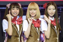 左から坂ノ上茜、松田るか、岡本夏美。