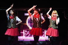 左から岡本夏美、坂ノ上茜、松田るか。