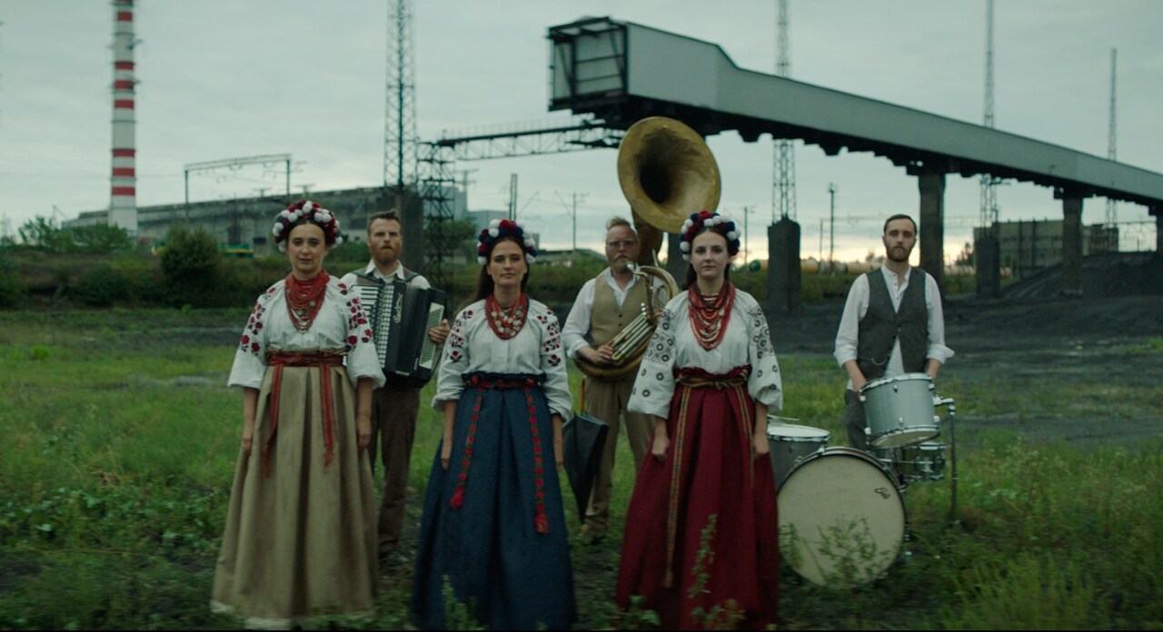 劇伴バンドが主人公と共演？音楽演出にフォーカスした「たちあがる女」本編映像