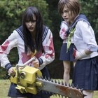 浅川梨奈が暴れ回る「血まみれスケバンチェーンソーRED」予告編