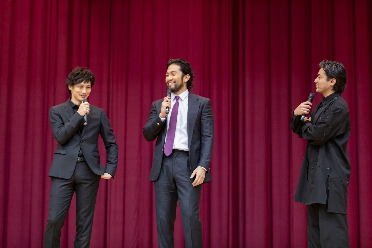 左から安藤政信、阿部進之介、山田孝之。