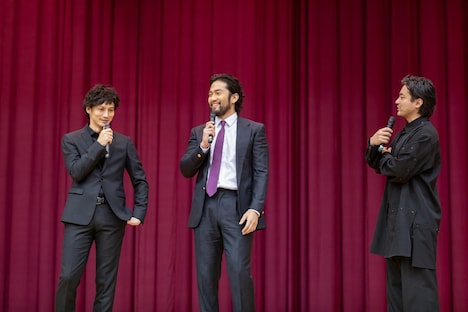 左から安藤政信、阿部進之介、山田孝之。