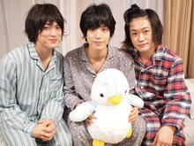 「寝ないの？小山内三兄弟」キャスト。左から眞嶋秀斗、黒羽麻璃央、鳥越裕貴。