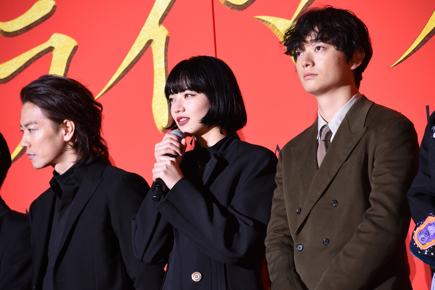 左から佐藤健、小松菜奈、染谷将太。