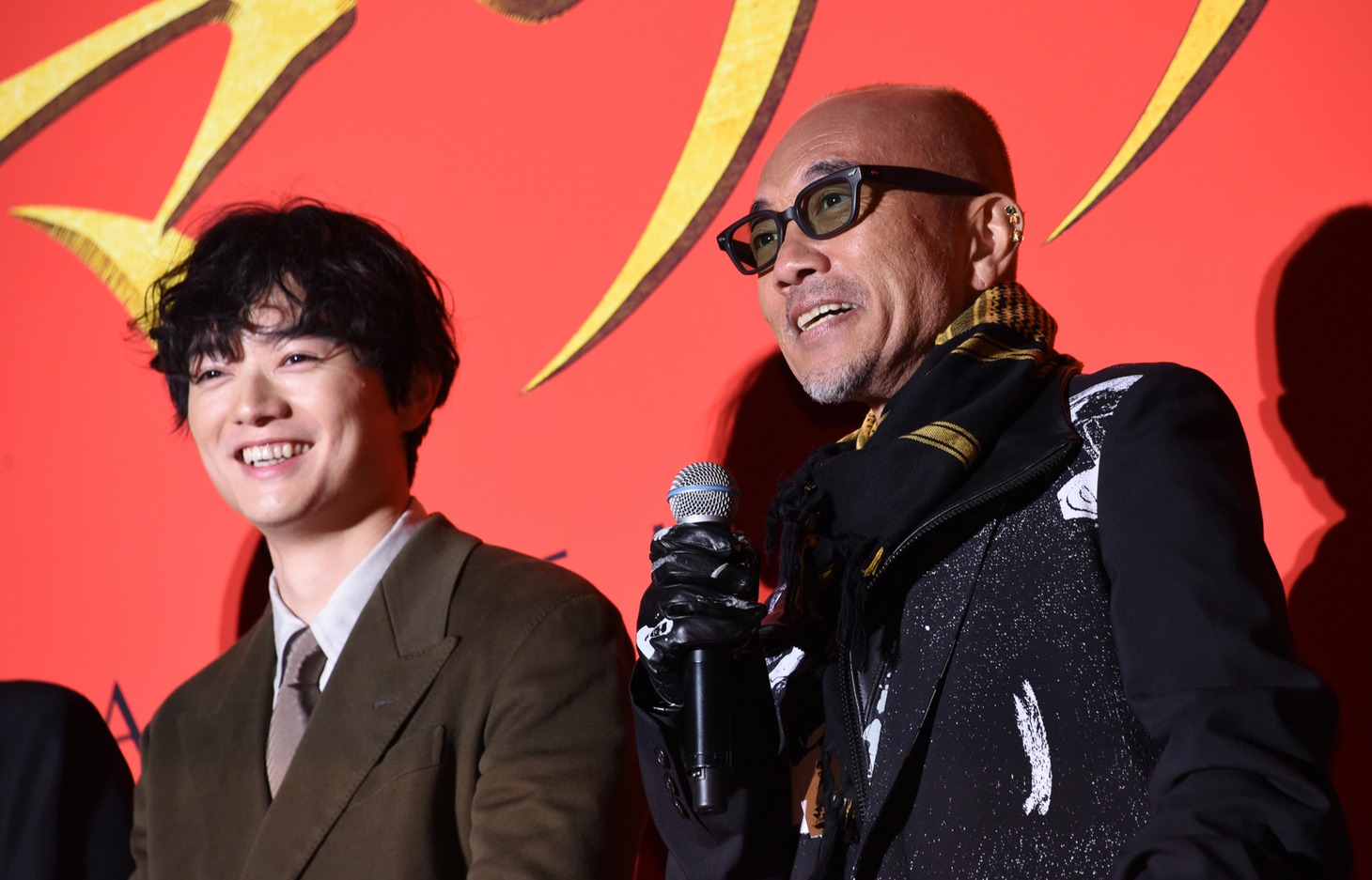 左から染谷将太、竹中直人。