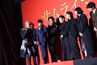 キャラクターにちなみ、急遽ナンバ走りを披露した竹中直人（左）。