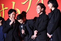 左から青木崇高、森山未來、佐藤健、小松菜奈。