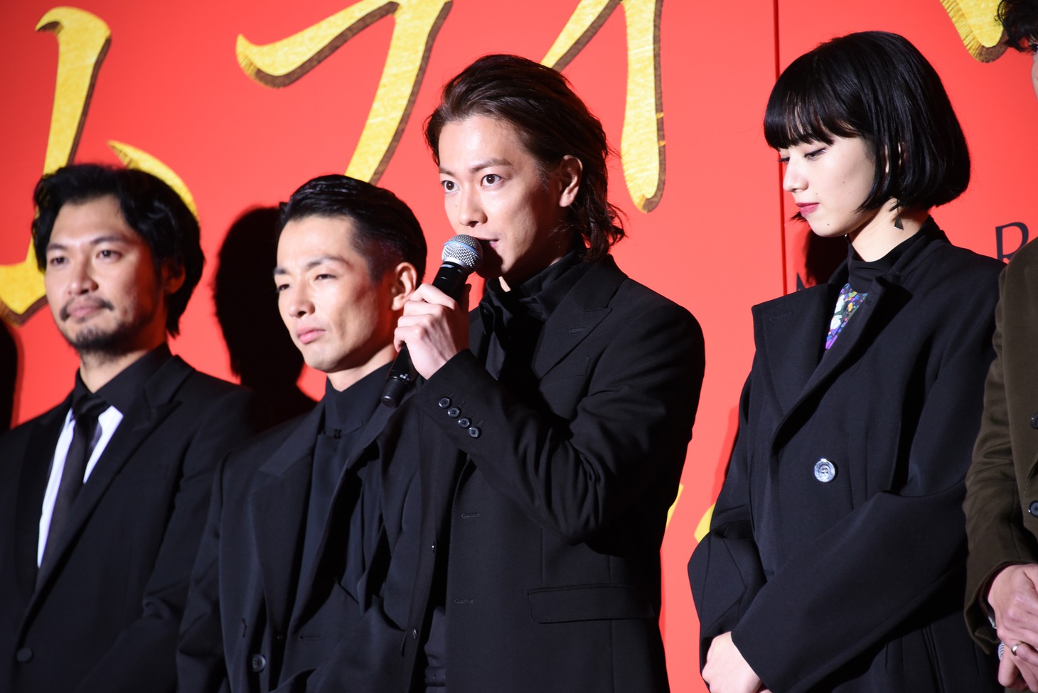 左から青木崇高、森山未來、佐藤健、小松菜奈。