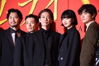 左から青木崇高、森山未來、佐藤健、小松菜奈、染谷将太。