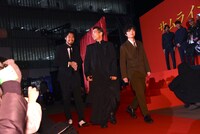 レッドカーペットを歩く青木崇高（左）、森山未來（中央）、染谷将太（右）。