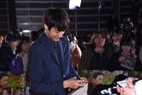 レッドカーペットでファンと交流する小関裕太。