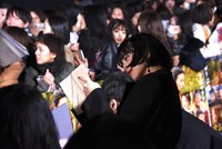 レッドカーペットでファンと交流する小松菜奈。