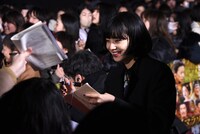 レッドカーペットでファンと交流する小松菜奈。