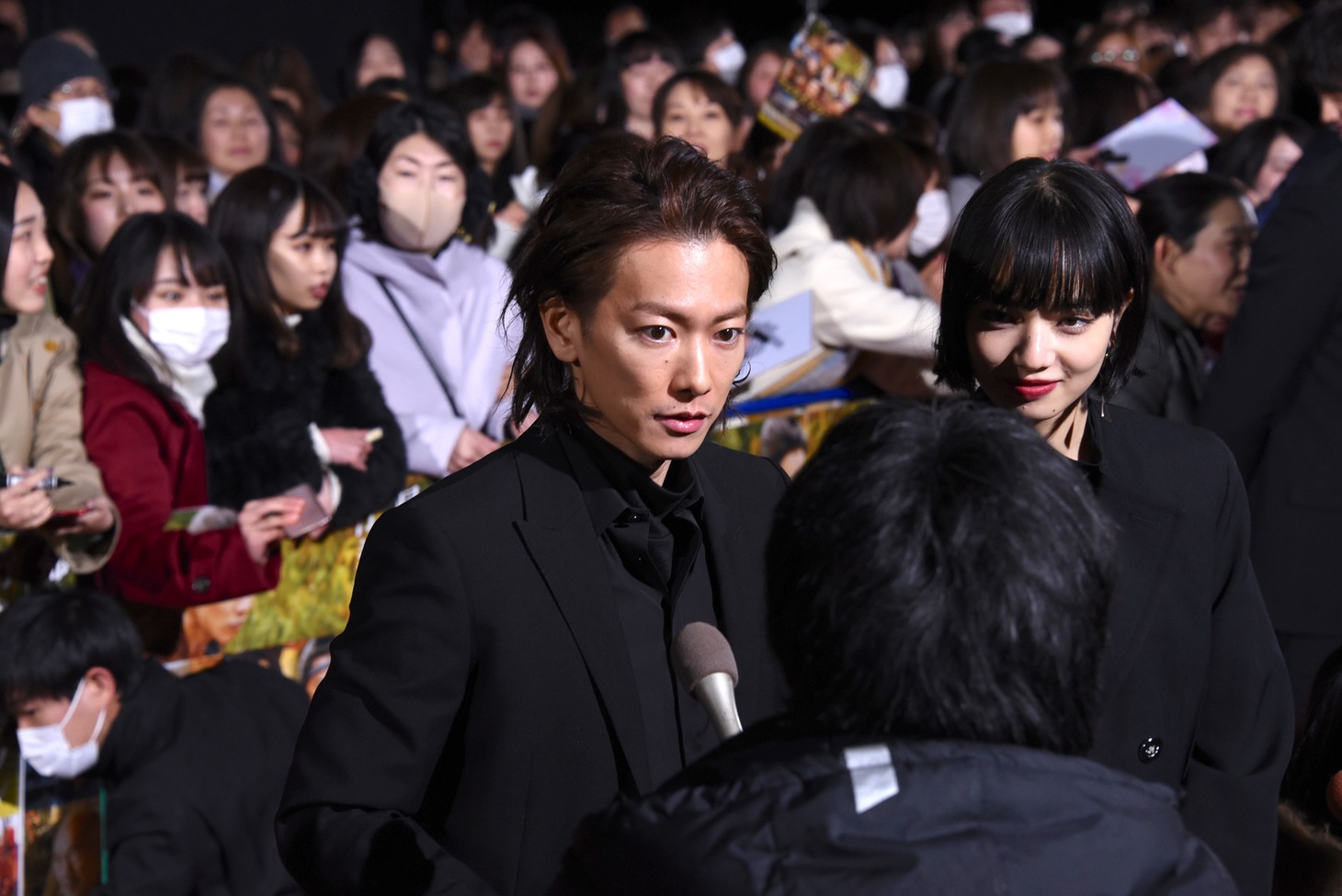 レッドカーペットで取材に応じる佐藤健（左）と小松菜奈（右）。