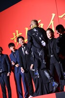 キャラクターにちなみ、急遽ナンバ走りを披露した竹中直人。