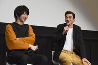 左から横浜流星、奥野瑛太。