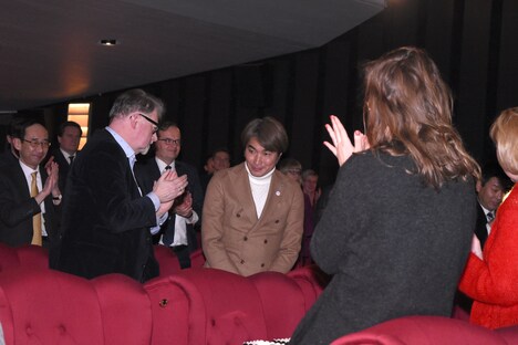 スタンディングオベーションの様子。