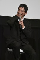 売野がいつも首に手を当てている理由を説明する野間口徹。