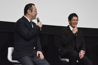 左から川村泰祐、野間口徹。