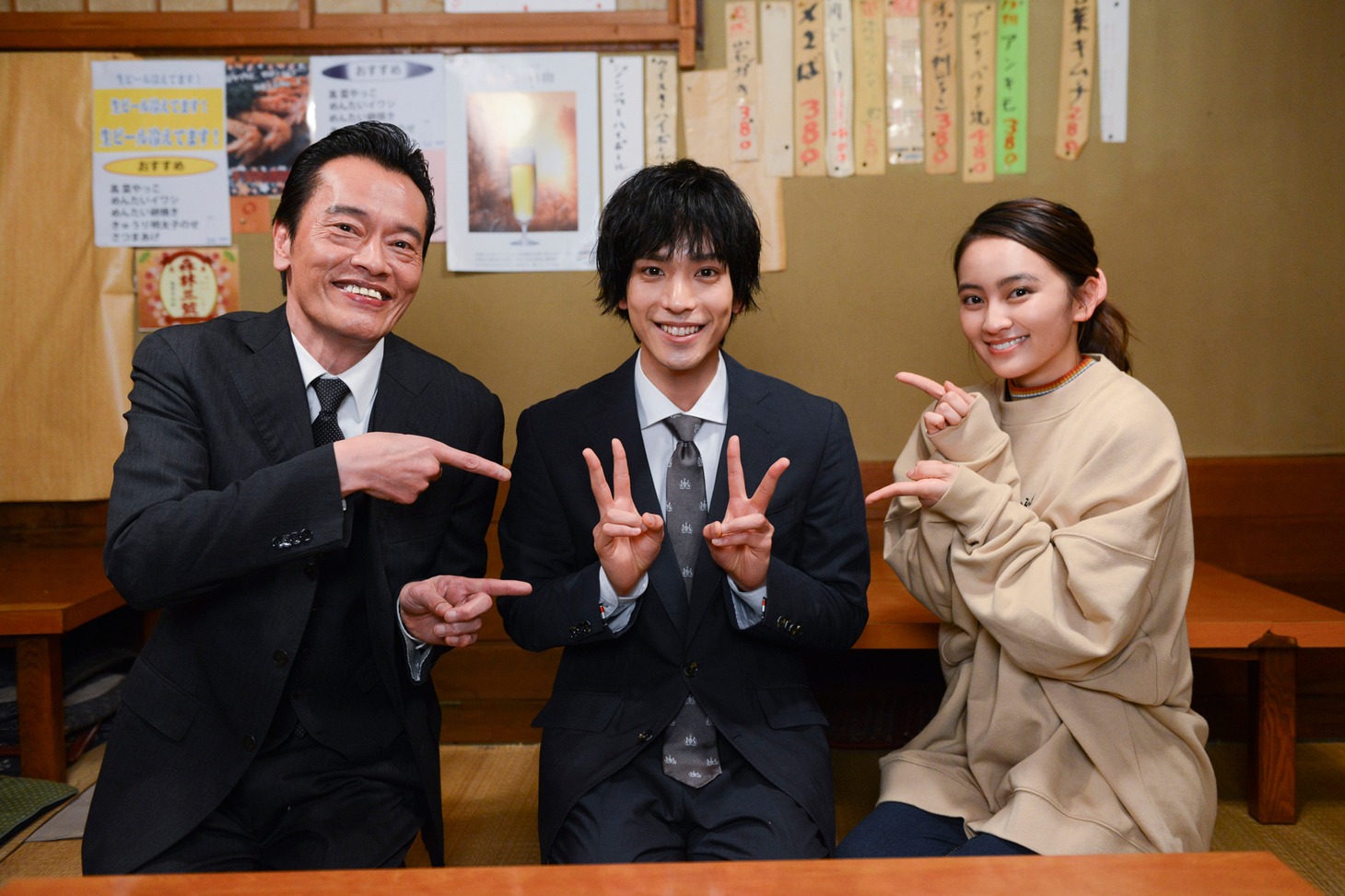 左から妖精のおじさん役の遠藤憲一、片瀬五郎役の黒羽麻璃央、一ノ瀬ひかり役の岡田結実。