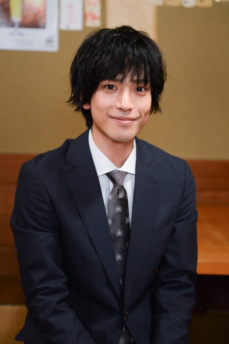 片瀬五郎役の黒羽麻璃央。