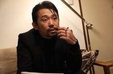 「JOKER×FACE」より、岡田義徳演じる松田。