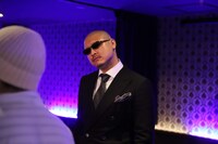 「JOKER×FACE」より、マフィア梶田演じるぼったくりバー店員。
