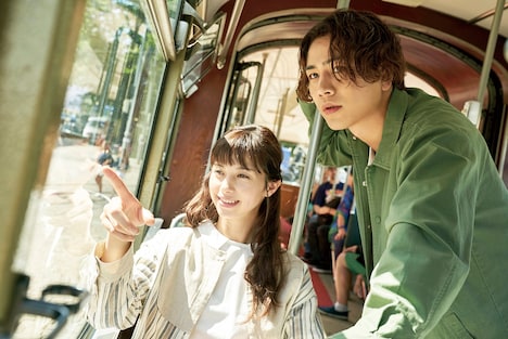 「雪の華」より、美雪（左）と悠輔（右）がフィンランドでデートするシーン。