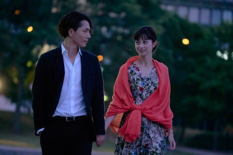 「雪の華」より、美雪（右）と悠輔（左）がフィンランドでデートするシーン。